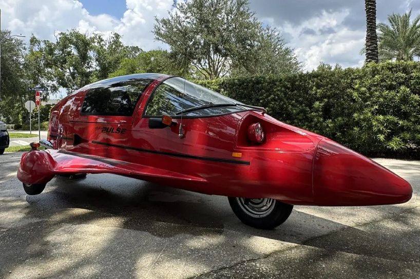 designboom's tweet image. meet the 1985 pulse autocycle, a towable and jet-like vehicle with a sliding canopy and a set of tandem seats in the cabin designboom.com/technology/rev…