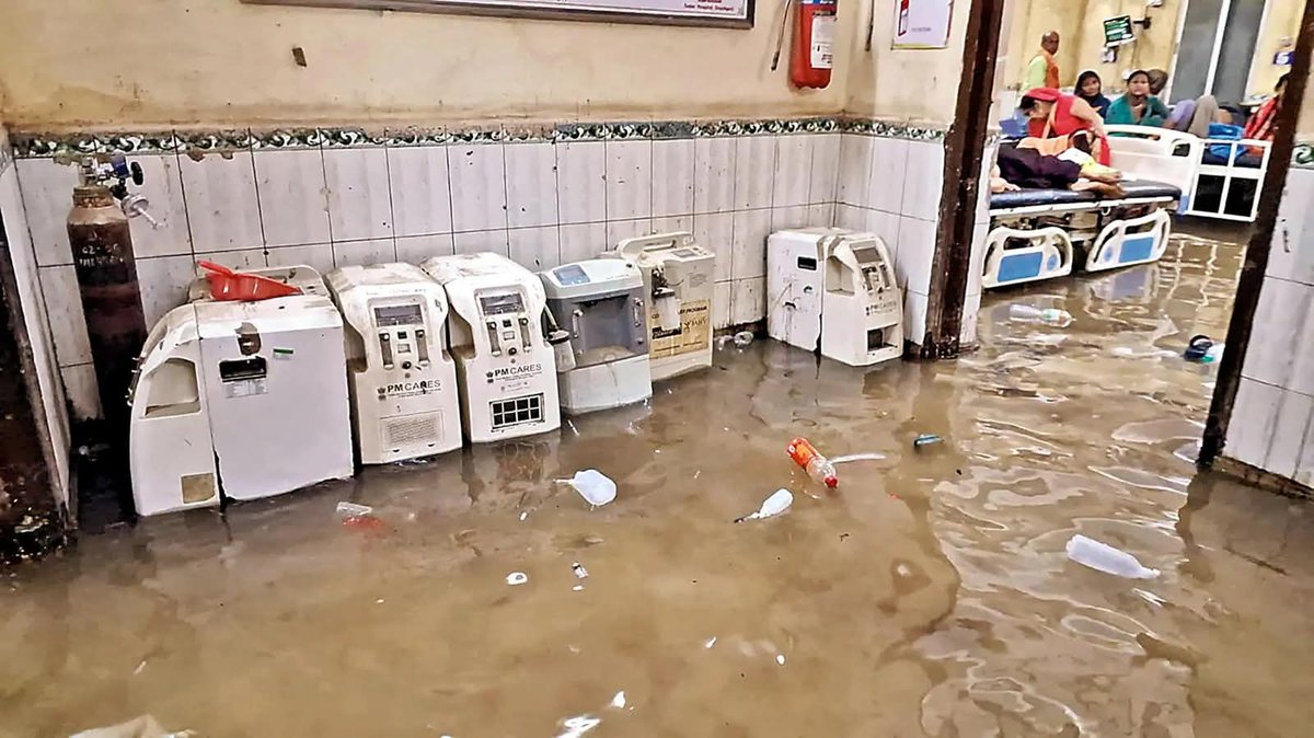 RomeshSharma1's tweet image. #Bihar| People stand in #waterlogged premises of a hospital after heavy #rainfall, in Gopalganj.