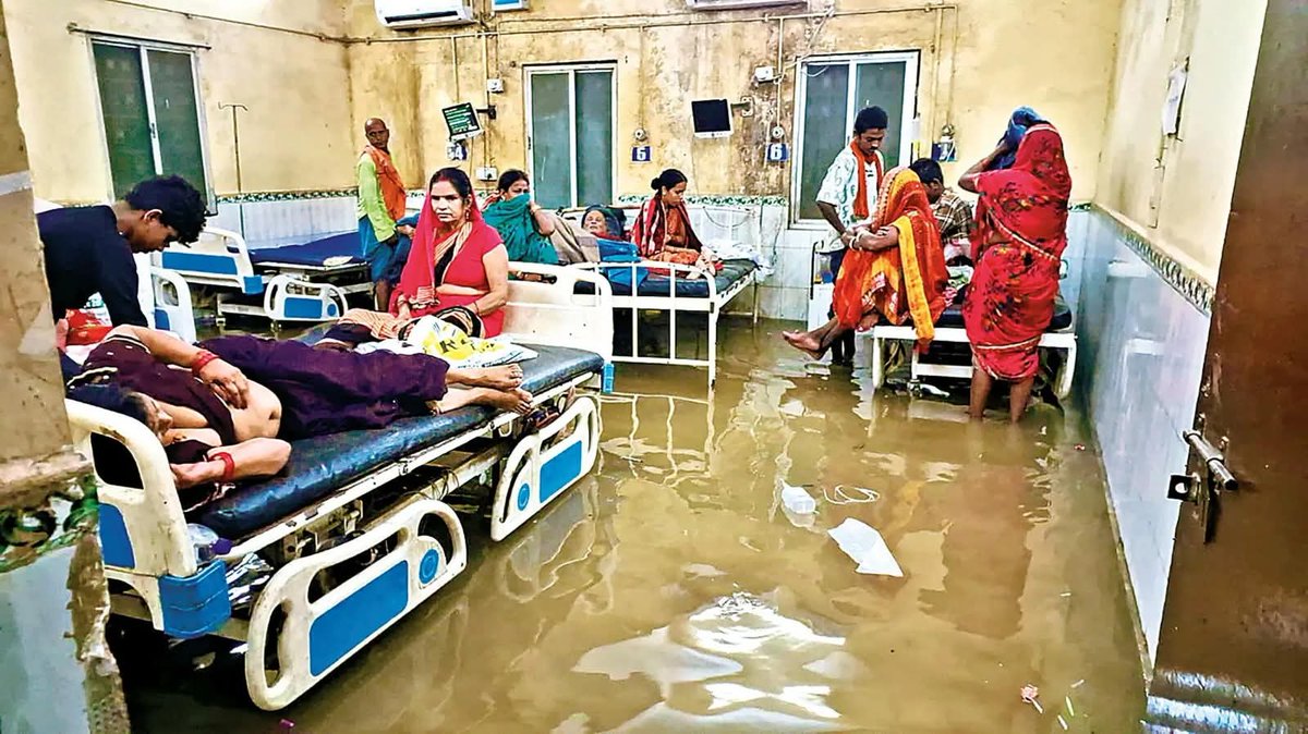 RomeshSharma1's tweet image. #Bihar| People stand in #waterlogged premises of a hospital after heavy #rainfall, in Gopalganj.