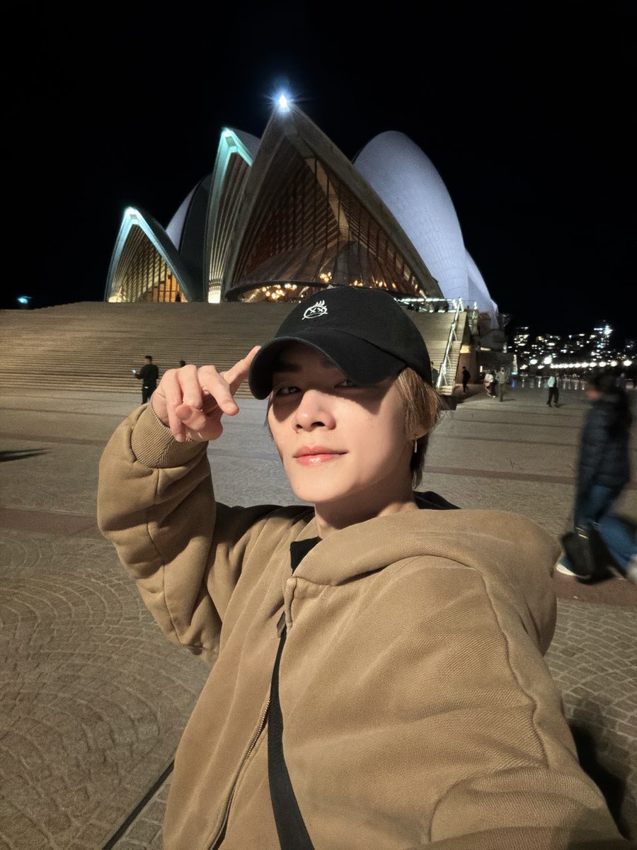 xiaojun 🫧

'happy mid autumn festival!'
'i'm here to report that i'm safe~'
'i'll work hard to edit out a VLOG for you 😉
'my flight was scheduled on 1st october, my visa only arrived on the 30th 😂'
'life on the edge!!'
'the entire filming process was done on my phone, so i'm