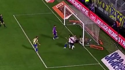 frabigol's tweet photo. Literalmente Colidio NO TOCA LA PELOTA, no hay fundamento legal en el reglamento para cobrar offside en esta jugada.

LE ROBARON A RIVER EN ROSARIO https://t.co/DUwDgibRNg