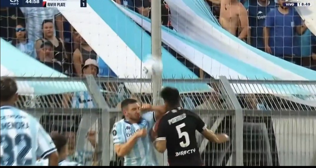 facupietro's tweet photo. El otro dia contra Racing no cobraron la roja mas clara de todos los tiempos, hoy nos roban el gol mas valido que vi en mi vida 

Cuando vamos a Rosario nos viven robando https://t.co/NJMw2LLahl