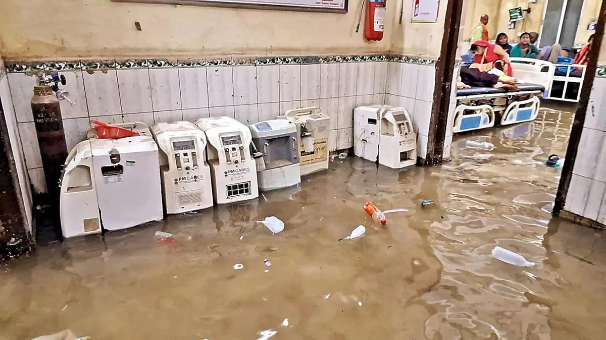 gnwnews_a's tweet image. #Bihar| People stand in #waterlogged premises of a hospital after heavy #rainfall, in Gopalganj.