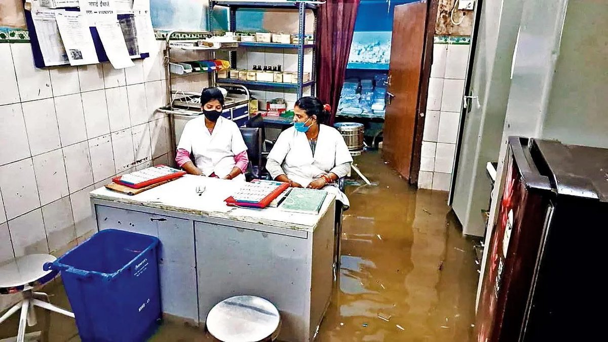 gnwnews_a's tweet image. #Bihar| People stand in #waterlogged premises of a hospital after heavy #rainfall, in Gopalganj.