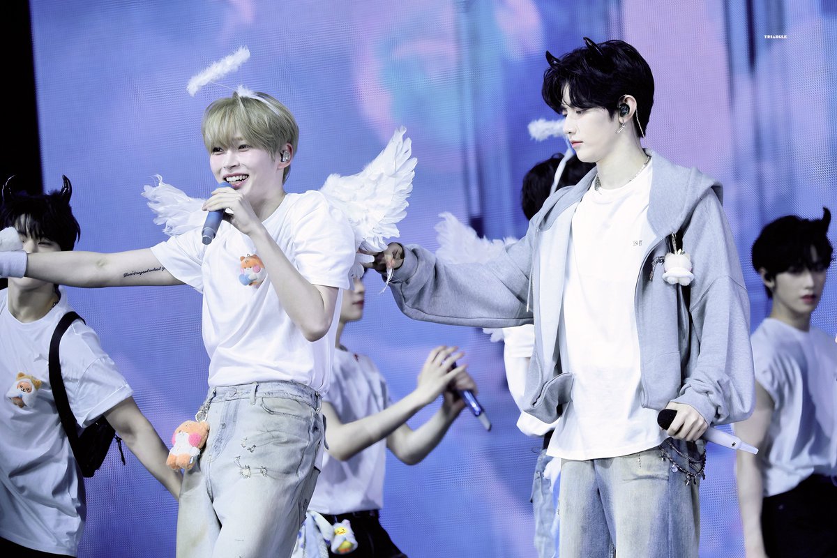 𝒕𝒓𝒊𝒂𝒏𝒈𝒍𝒆🩵🩷 tweet media