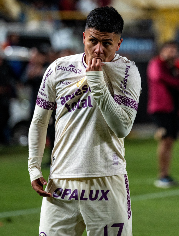 Alexander_Luria's tweet photo. Jairo ya esta en otro nivel. Hoy nos ha regalado una actuación de 10 puntos. Su despliegue, marca, pase entre líneas y sobretodo, remate con gol, lo hacen un jugador 'eje' e inamovible del once titular. Y DALE JAIRO!
#LaGarraDelÚnicoGrande #YDaleU #JairoConcha https://t.co/miotZOIDOs