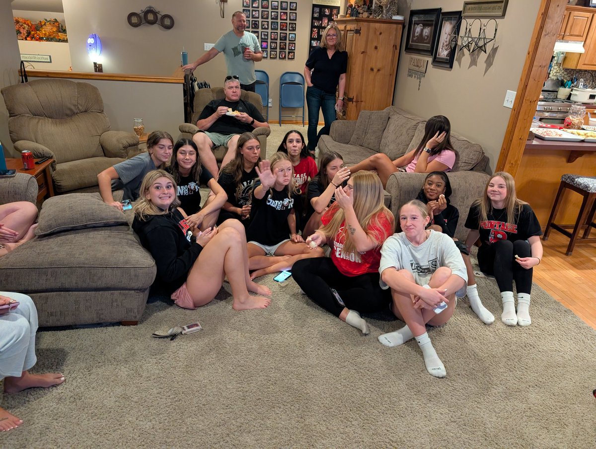 PortageVball's tweet photo. Goofy faces ✅
Photobomb ✅
Sectional draw ✅
Let’s roll 😎🏐 #PVB #SectionalTime #PortagePride
 🏐 Thank you Clines for Hosting! @ihsvca @IHSAA1 https://t.co/J50RznhBgz
