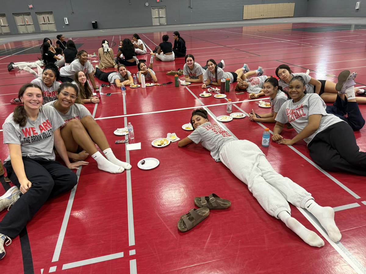 BHSvolleyball_'s tweet image. closed out homecoming week with a #programday. 
❤️🏐🏴‍☠️#ItAllMatters #squad25 #TraditionStartsHere