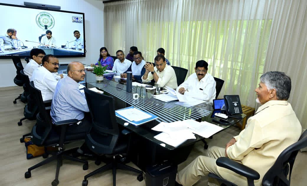 MissionAndhra's tweet photo. Srisailam Temple Development Review
•Srisailam Temple (Jyotirlinga & Shakti Peetham) to be developed on par with Tirumala.
•Focus on improving facilities for lakhs of annual pilgrims.
•Proposal to allocate 2,000 hectares to Endowments Dept for temple expansion.
•CM directed connectivity of Srisailam with National Highways for better access.
•Deputy CM Pawan Kalyan stressed speedy action and eco-tourism development.

#AndhraPradesh #Srisailam #TempleDevelopment #Tourism #SpiritualHub
