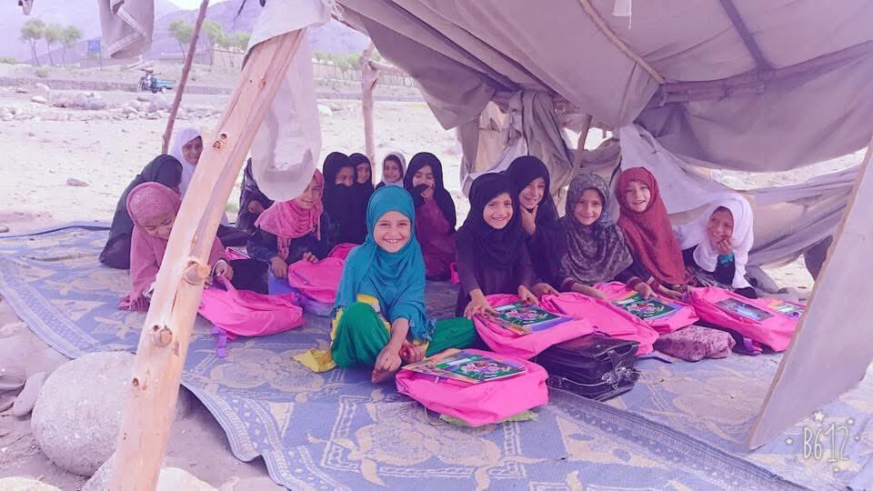 ښوونکی ، معلم 
د سرو مرميو اخطارونو ، خطرونو منځ کې ، دجګړي او بمونو منځ کې ،
په یخ او ګرمي کې ،په غره، خیمه او دښت کې ،
په ډیرو کمو امکاناتو ، په کم معاش 
تا حوصله کوله .
تا دوطن بچو ته درس وایه .
دجهالت په تورو تیارو کې تا بیا هم قلم، کتاب ، رڼا خپروله 
ته زما دټولني اصلي