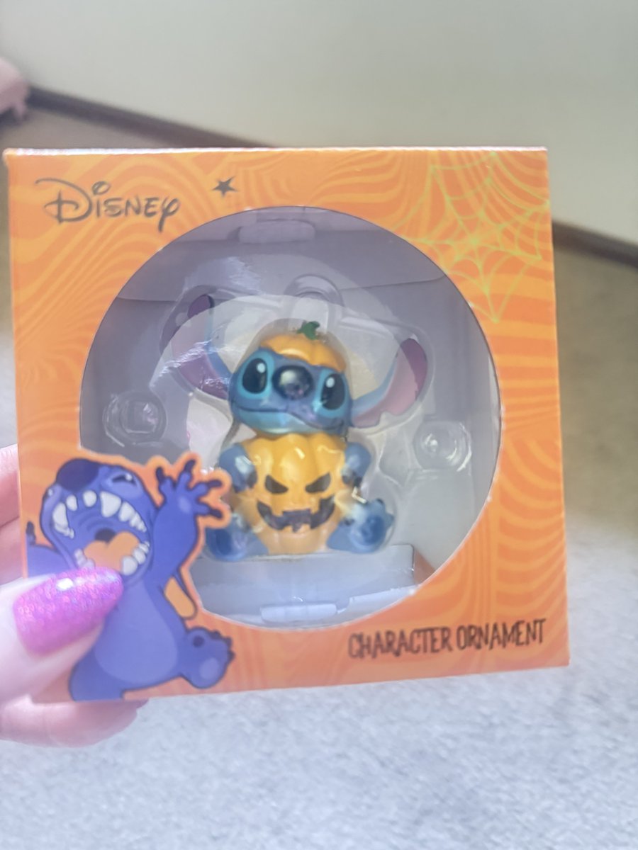 Pomchi_Puppy's tweet image. Mum went to the supermarket and found these newly released Halloween Sitch Ornaments 🐾

#tinkerbellthepomchi #pomchi #dogsoftwitter #dogsofx #tatertotsquad #stitch
