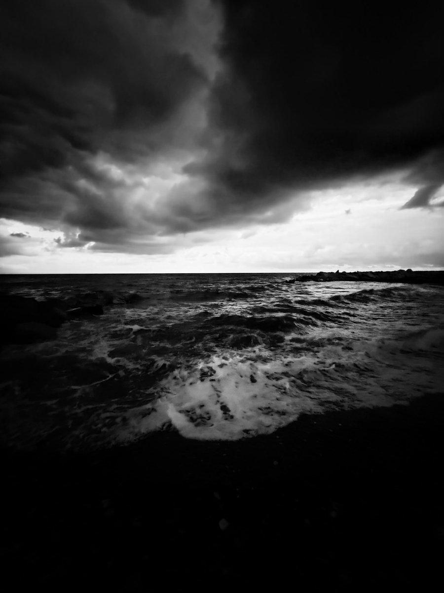 Alonein43672278's tweet photo. #photography #blackandwhite #sea #eaves #clouds #dark https://t.co/Iw8JO8buHb