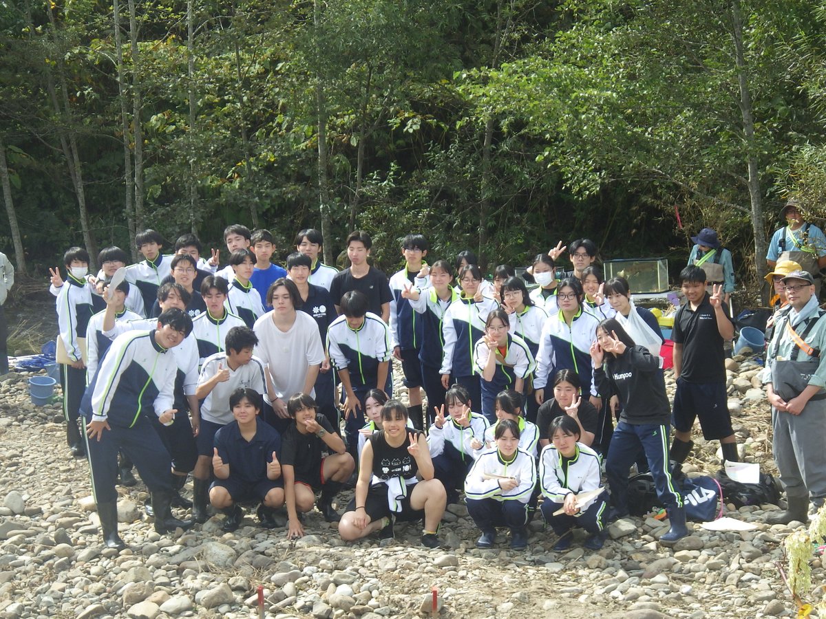 【工事現場で学ぶ！】
9/24　地域農業の担い手である #ニセコ 高校の生徒を対象に、 国営農地再編整備事業の現場見学会を開催しました。ほ場整備状況の見学に加えて、ルベシベ川での環境調査を体験し、農業生産の重要性と河川環境について理解を深めていただきました！
#地域振興 #地域活性化