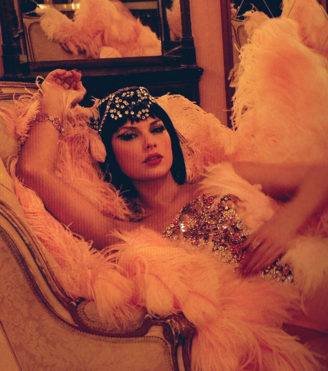 Novamente, Taylor Swift disse que faz de tudo para surpreender seus fãs e que trabalha duro para manter segredo de seus trabalhos, além de amar deixar easter-eggs:

“Eles descobriram um easter-egg muito divertido outro dia, que é que se você alinhar todos os títulos das músicas