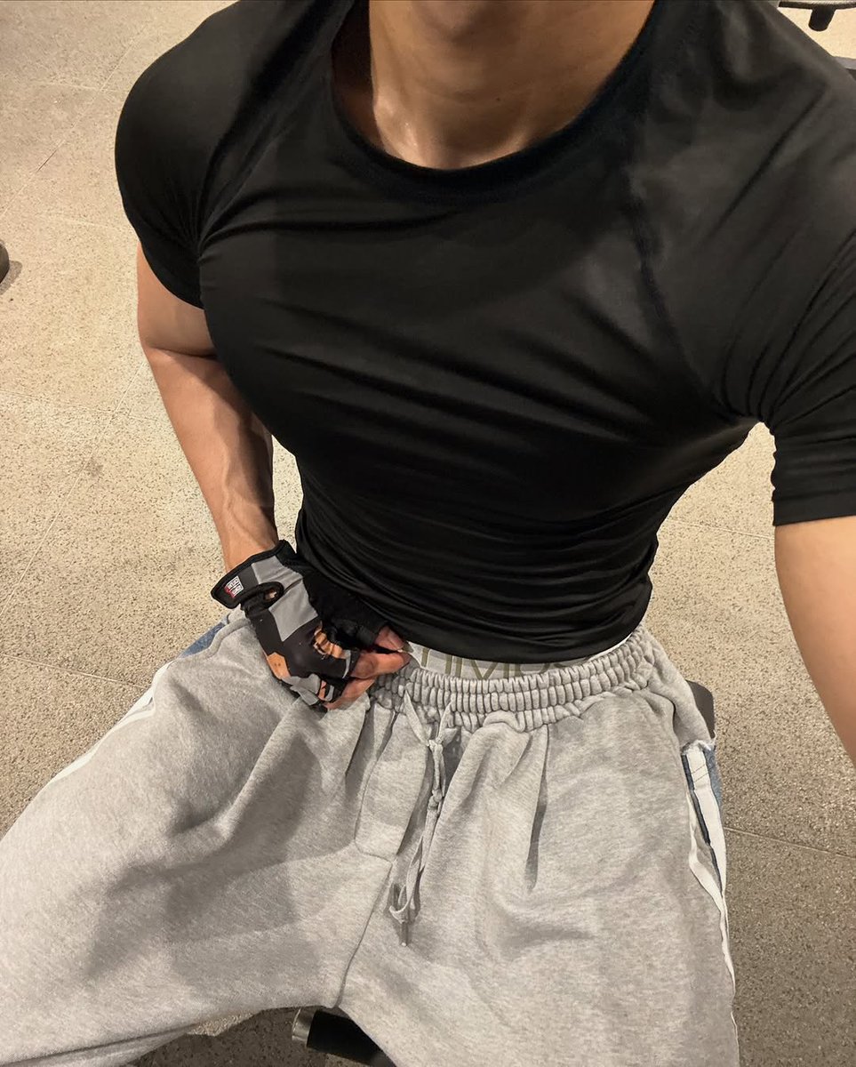 TeamWilsonOFC's tweet photo. [📸] New:ID Wilson IG Update

more gym selfies 🤳

🔗https://t.co/h0Xsg2mtx8

#Wilson #New_ID https://t.co/xFv9flvG48