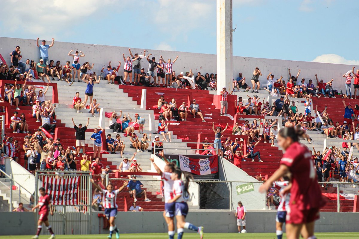 JuanJoArmando's tweet photo. HISTÓRICO.
El día que Unión metió más gente en un partido del fútbol femenino que colón en un partido oficial por los puntos.
Un hecho que quedará marcado en la historia del futbol santafesino. https://t.co/fCHIi3hhjH