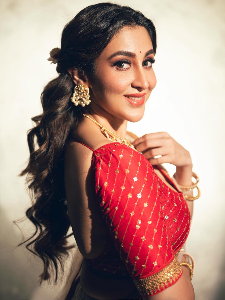 நம் வாழ்வில் ஏற்படும் பாதிப் பிரச்சனைகளுக்குக் காரணம், அவசரமாக 'சரி' என்று சொல்வதும், தாமதமாக 'இல்லை' என்று சொல்வதும்தான்..!!!💙🥰

#இனிய___காலை___வணக்கம்