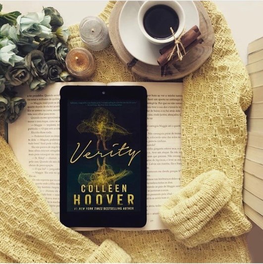 Hoje mergulharei no mundo criado para Verity da autora, Collen Hoover.  

Pelo que ouvi, essa é uma de suas melhores obras, e difere muito do que ela tende a escrever.  

Já li três livros de Hoover, e acredito que eu vou curtir essa nova aventura!