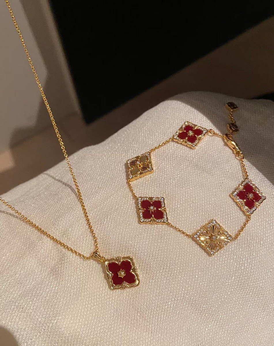 EL_Brezoeva's tweet image. The red ♥️ Bucheon shines with elegance light luxury at its finest. #LightLuxuryJewelry #JewelryShouldBeBlingBling #HappyShopping