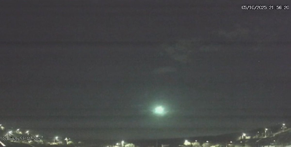 Grande meteoro avistado no Paraná, SP, SC por volta de 21h56 de hoje (05/10).
Se você tem algum vídeo, envie para bramon@bramonmeteor.org
Se viu, mande seu relato para bramon.imo.net

#meteoro #boladefogo #meteorito #astronomia