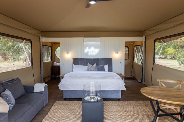 JaqanaGlamping's tweet image. Meet Verde by JAQANA—eco-inspired, modular luxury tent for the next-gen resort.
Glass façade, open-plan interiors, private deck bath.
For eco-retreats &amp;amp; boutique projects. DM for details!#JAQANAVerde #EcoGlamping #TentDesign #HospitalityInnovation #Glamping