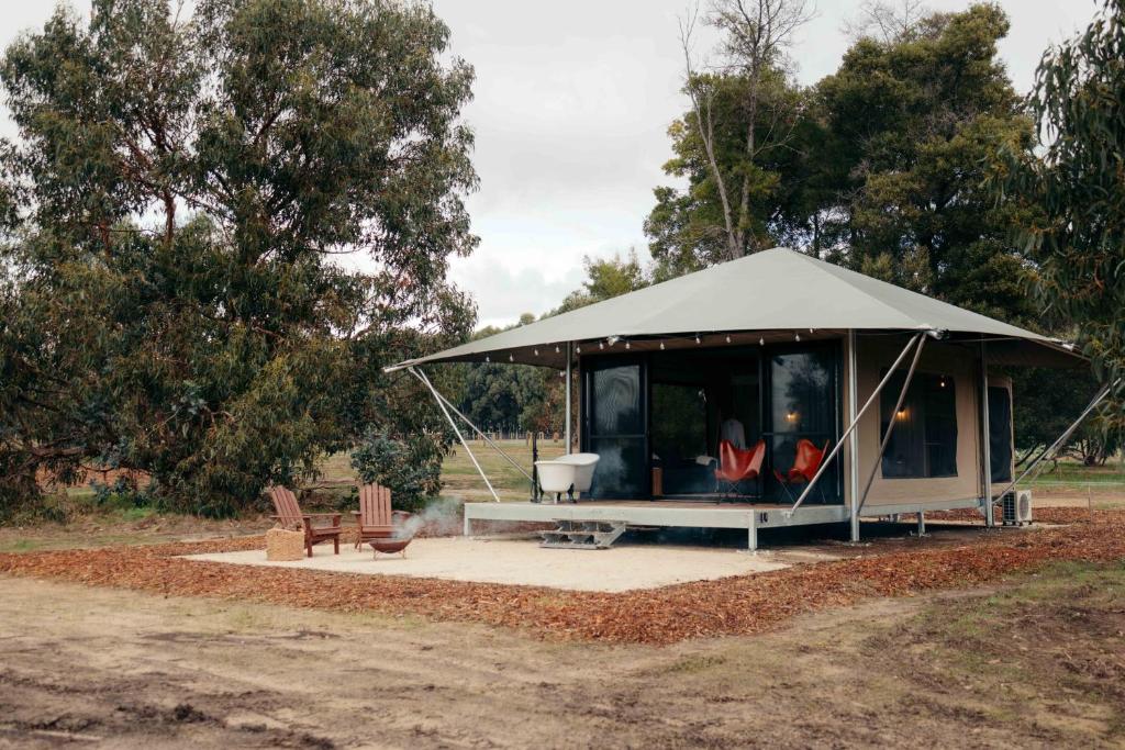 JaqanaGlamping's tweet image. Meet Verde by JAQANA—eco-inspired, modular luxury tent for the next-gen resort.
Glass façade, open-plan interiors, private deck bath.
For eco-retreats &amp;amp; boutique projects. DM for details!#JAQANAVerde #EcoGlamping #TentDesign #HospitalityInnovation #Glamping