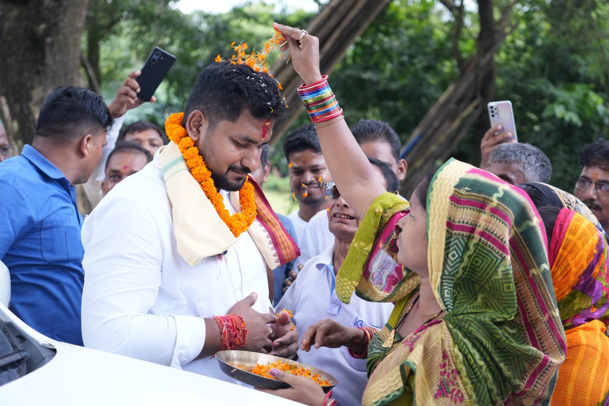 feelpknayak's tweet photo. @suryabanshibjp  ଜନ୍ମ ଦିନରେ ଅନେକ ଅନେକ ଶୁଭେଚ୍ଛା ଓ ଶୁଭକାମନା ଭାଇ 🙏🙏🙏 ଆପଣ ଯେତେବେଳେ ମନ୍ତ୍ରି ନଥିଲେ ଆପଣଙ୍କ ବାପା mla ଥିଲେ ଧାମନଗର ଅଞ୍ଚଳରେ ବନ୍ୟା ସମୟରେ ମୁଁ ଆପଣଙ୍କ ସହିତ ରିଲିଫ ଦେବାପାଇଁ ଯାଇଛି ସୋସିଆଲ helping group ତରଫରୁ ଏବେ ଆପଣ ଆମକୁ ଜାଣି ପାରୁନାହାନ୍ତି 🙏🙏 🎉🎉🎂🎂🎂@suryabanshibjp https://t.co/5sVin0kv54