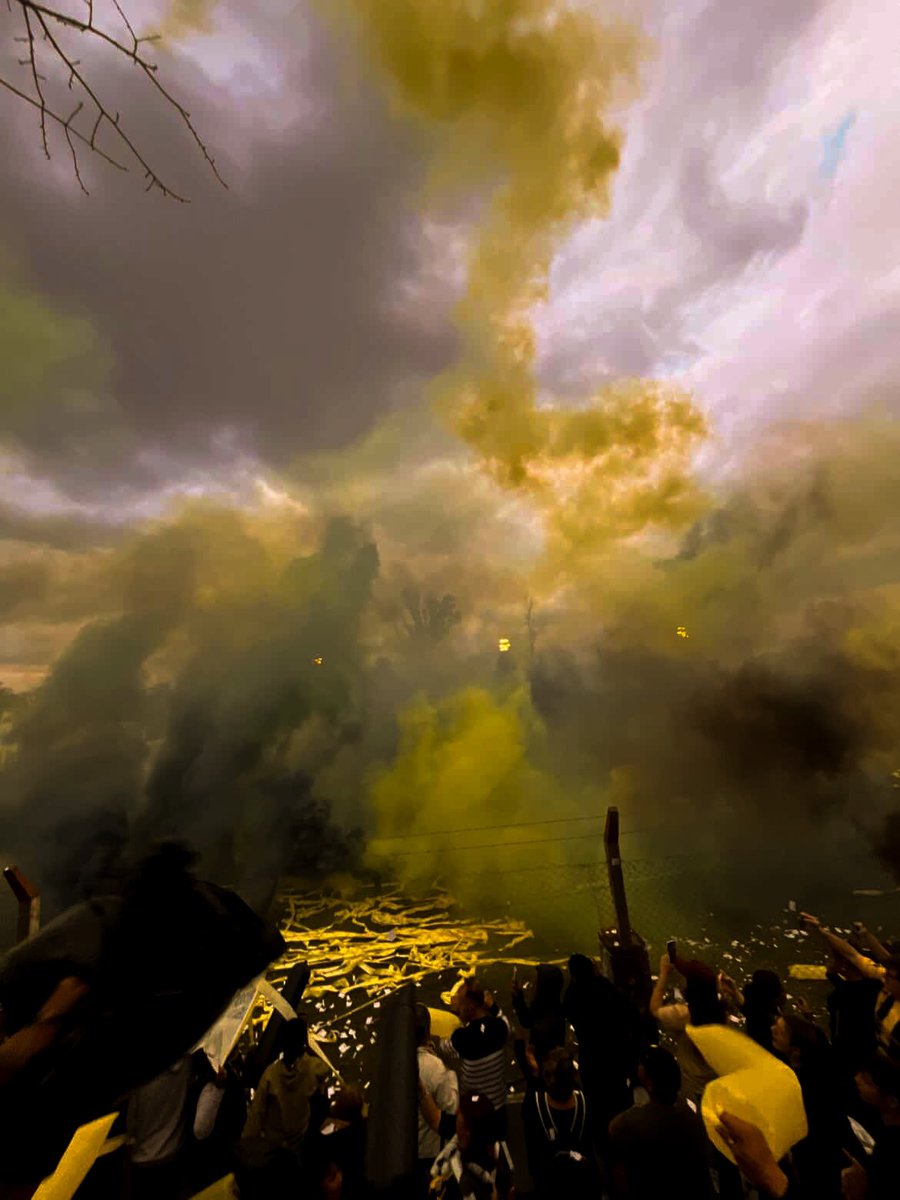 los colores de nuestro cielo son negro y amarillo 🖤💛