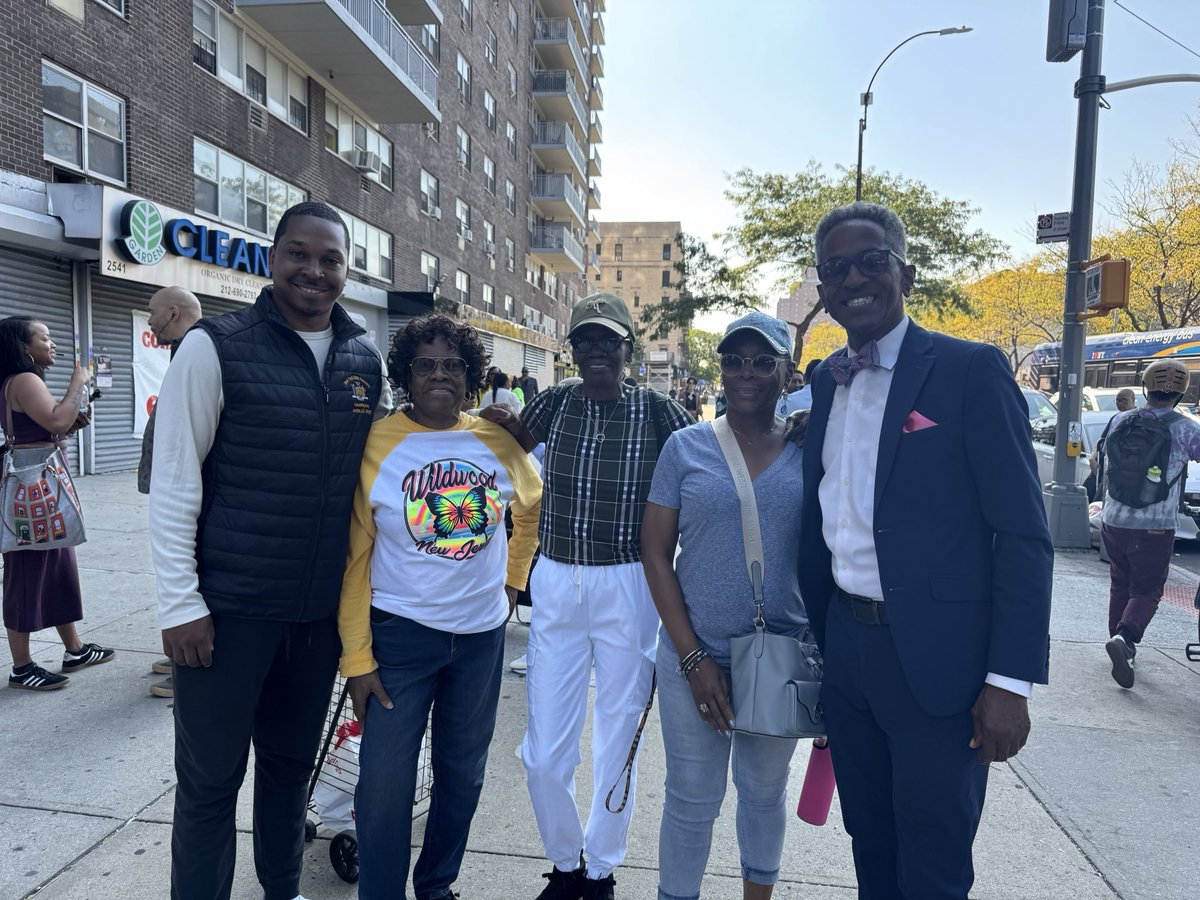 ZohranKMamdani's tweet image. Thank you to everyone in Harlem and the Bronx who came out for paper shredding, DJs, ice cream, dancing, sunshine, community, and joy this afternoon! 

Grateful to @assemblymanalt1, @DianaAyalaNYC, my look-alikes Diego and Devesh, and everyone else who helped  make it happen!