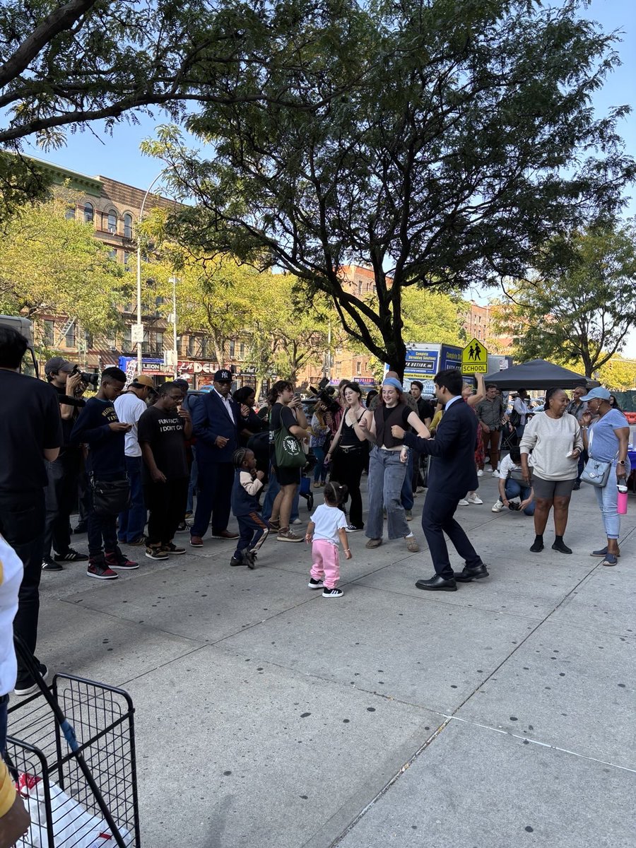ZohranKMamdani's tweet image. Thank you to everyone in Harlem and the Bronx who came out for paper shredding, DJs, ice cream, dancing, sunshine, community, and joy this afternoon! 

Grateful to @assemblymanalt1, @DianaAyalaNYC, my look-alikes Diego and Devesh, and everyone else who helped  make it happen!