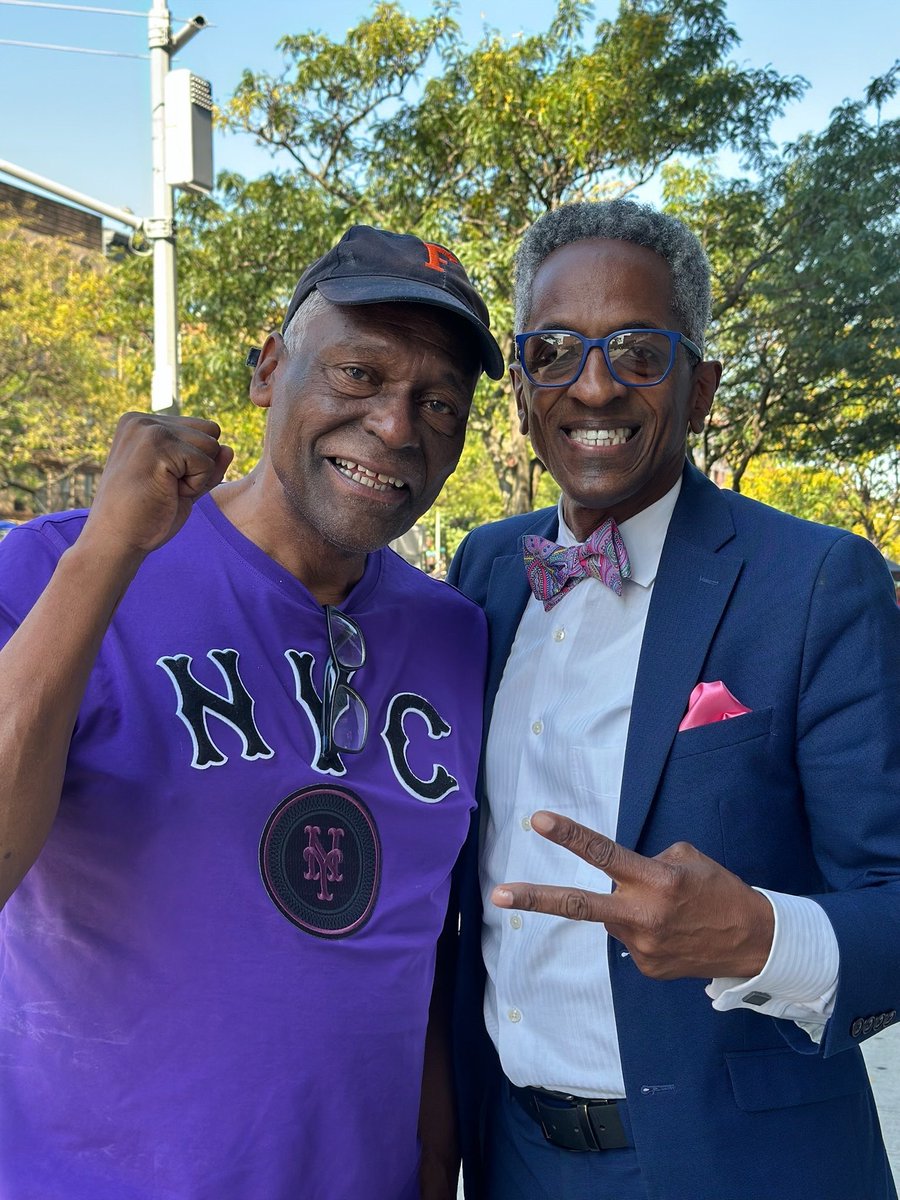 ZohranKMamdani's tweet image. Thank you to everyone in Harlem and the Bronx who came out for paper shredding, DJs, ice cream, dancing, sunshine, community, and joy this afternoon! 

Grateful to @assemblymanalt1, @DianaAyalaNYC, my look-alikes Diego and Devesh, and everyone else who helped  make it happen!