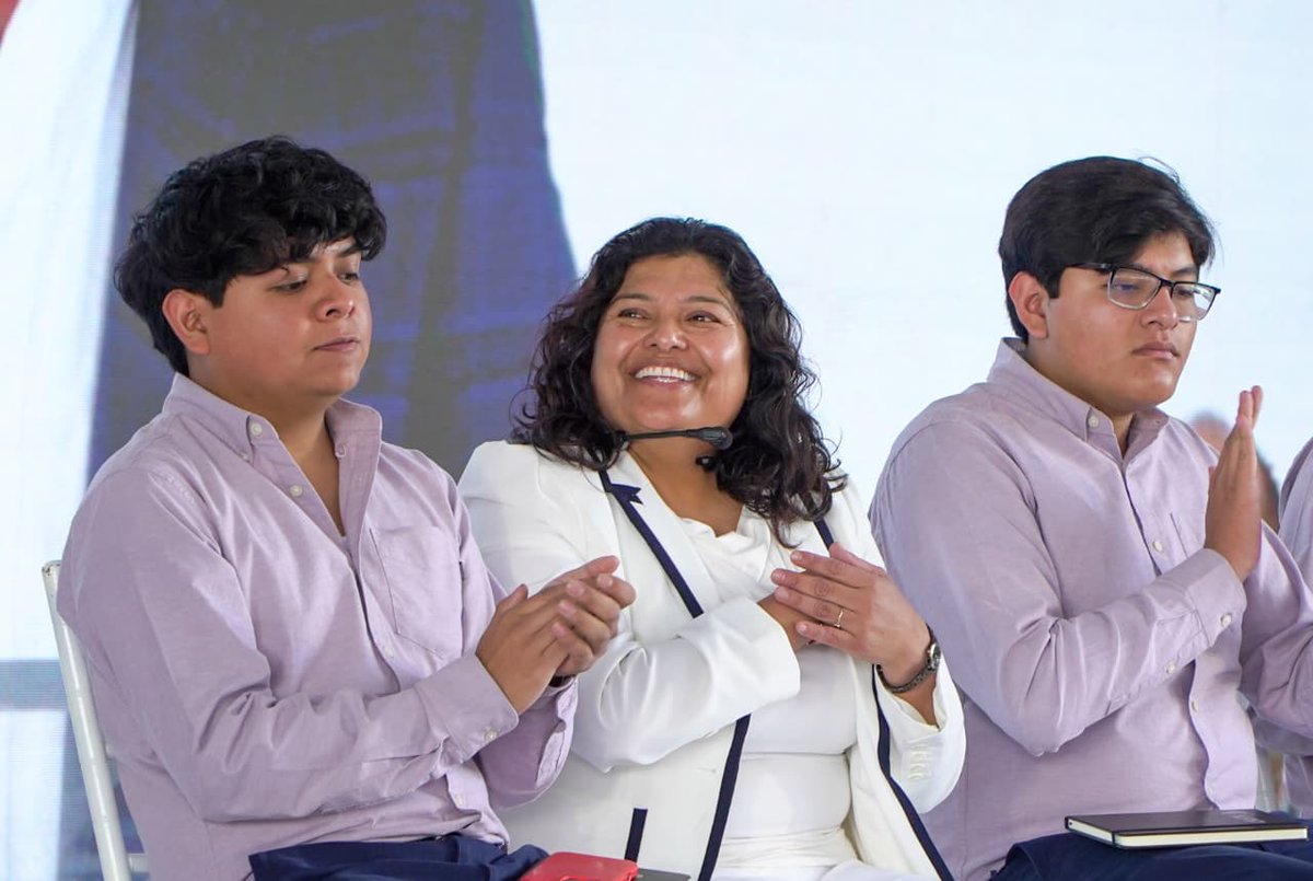 Felicito y reconozco a mi compañera y paisana <a href="/KariPerezPopoca/">Karina Pérez Popoca</a>, 👏 porque su compromiso y entrega por el pueblo de México y de Cholula se reflejan en su informe. Como ella dice, “con el corazón arriba y a la izquierda”. ❤️ ¡Sigamos haciendo historia! 🇲🇽