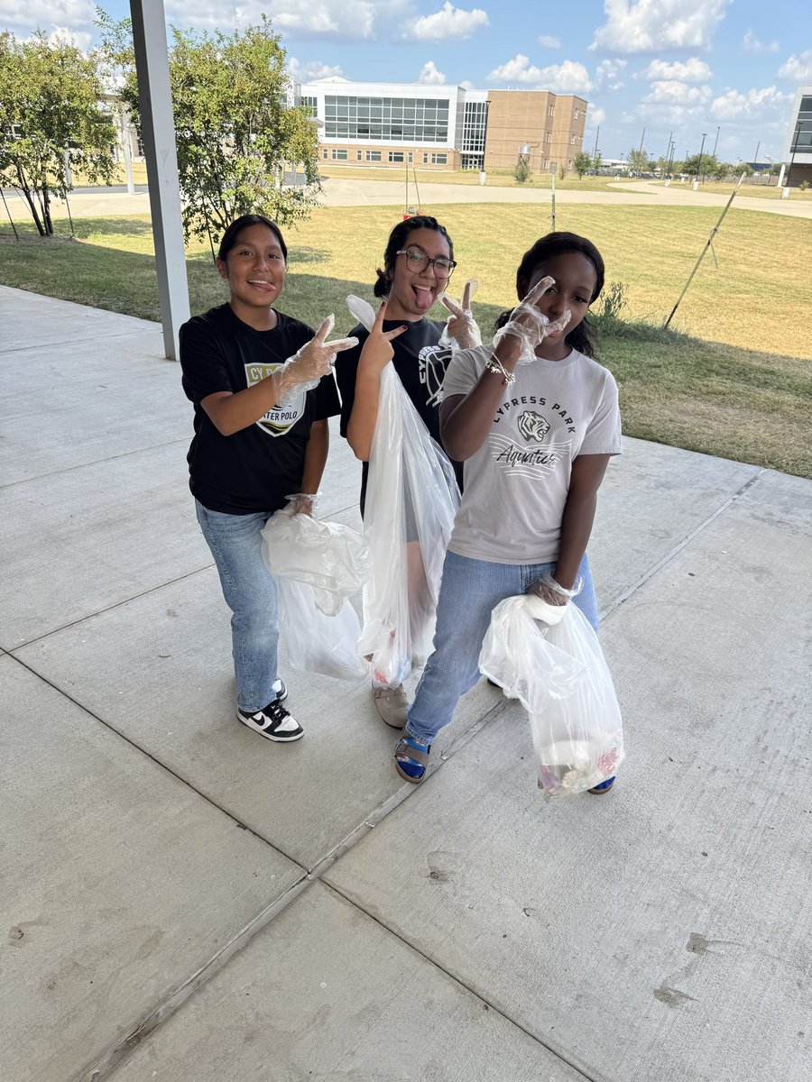 Today our SALT team came out and showed up for our school clean up!!! Not only did our athletes show up for a good cause, but they showed up and represented their sports!  Your TIGERS went above and beyond and cleaned up all the surrounding areas on our campus.
