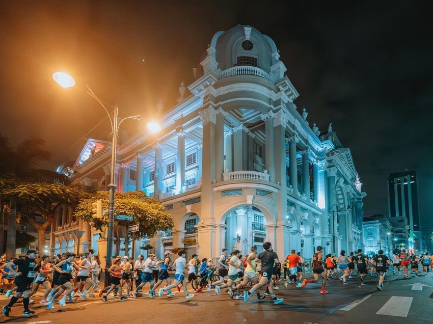 aquilesalvarez's tweet photo. Guayaquil vivió una verdadera fiesta deportiva con la tradicional Maratón de Guayaquil 2025, que reunió a miles de atletas locales, nacionales e internacionales. Este evento reafirma el compromiso de la ciudad con el deporte, la inclusión y el bienestar ciudadano, consolidando a Guayaquil como la Capital Americana del Deporte 2026. 

Un encuentro que refleja el esfuerzo, orgullo y pasión que caracterizan al espíritu guayaquileño.

#ConstruyendoLaCiudadDeTodos