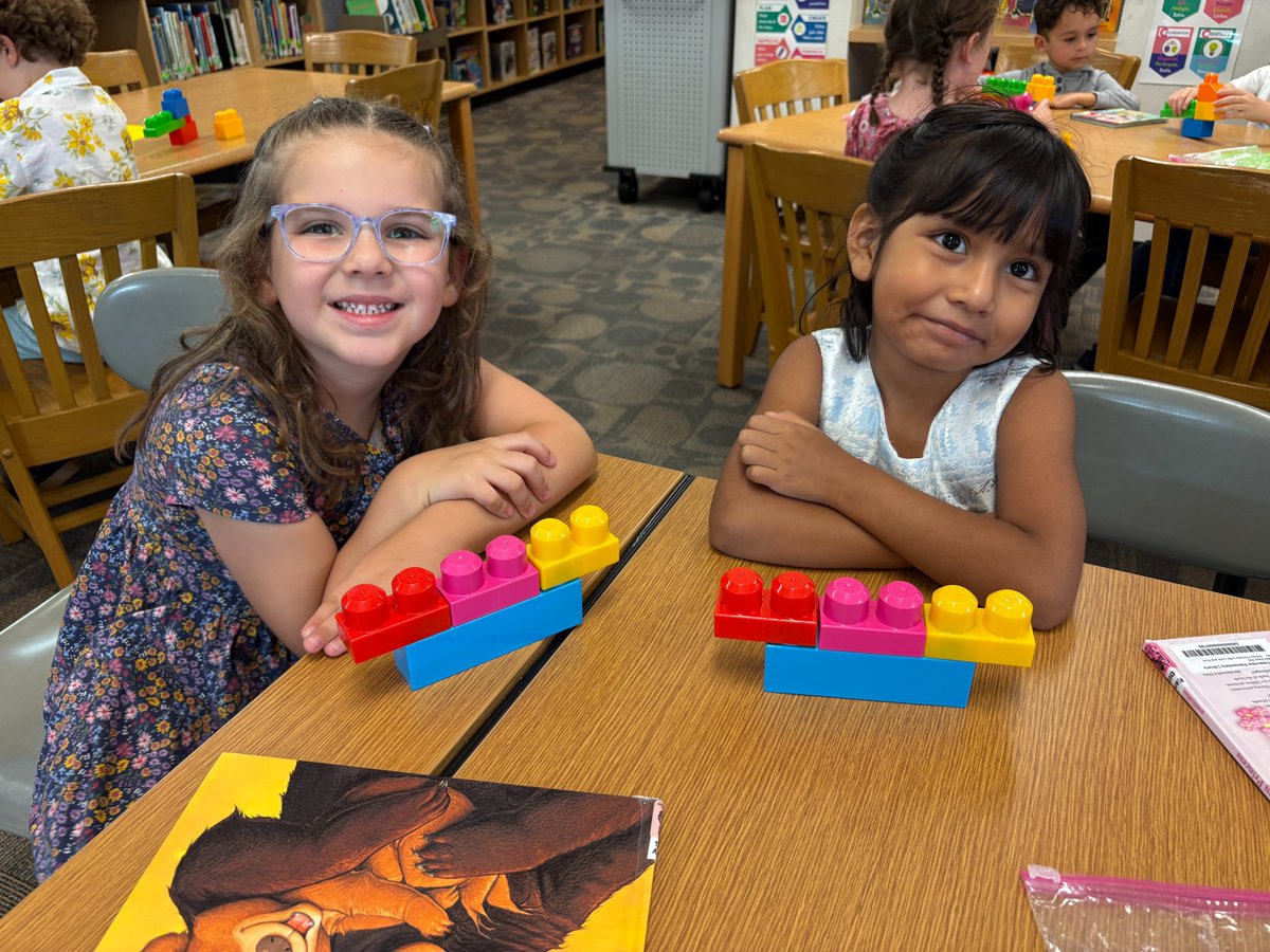 Morgret_STEAM's tweet image. This week in #STEAM, K students built &amp;amp; listened with partners 🧱🤝, while grades 1–4 played Telephone, Pictionary &amp;amp; Charades to show that words and actions both communicate!
👂 Great communicators don’t just talk—they listen! 💡✨ #4Cs #Communication #HPSDSTEAM