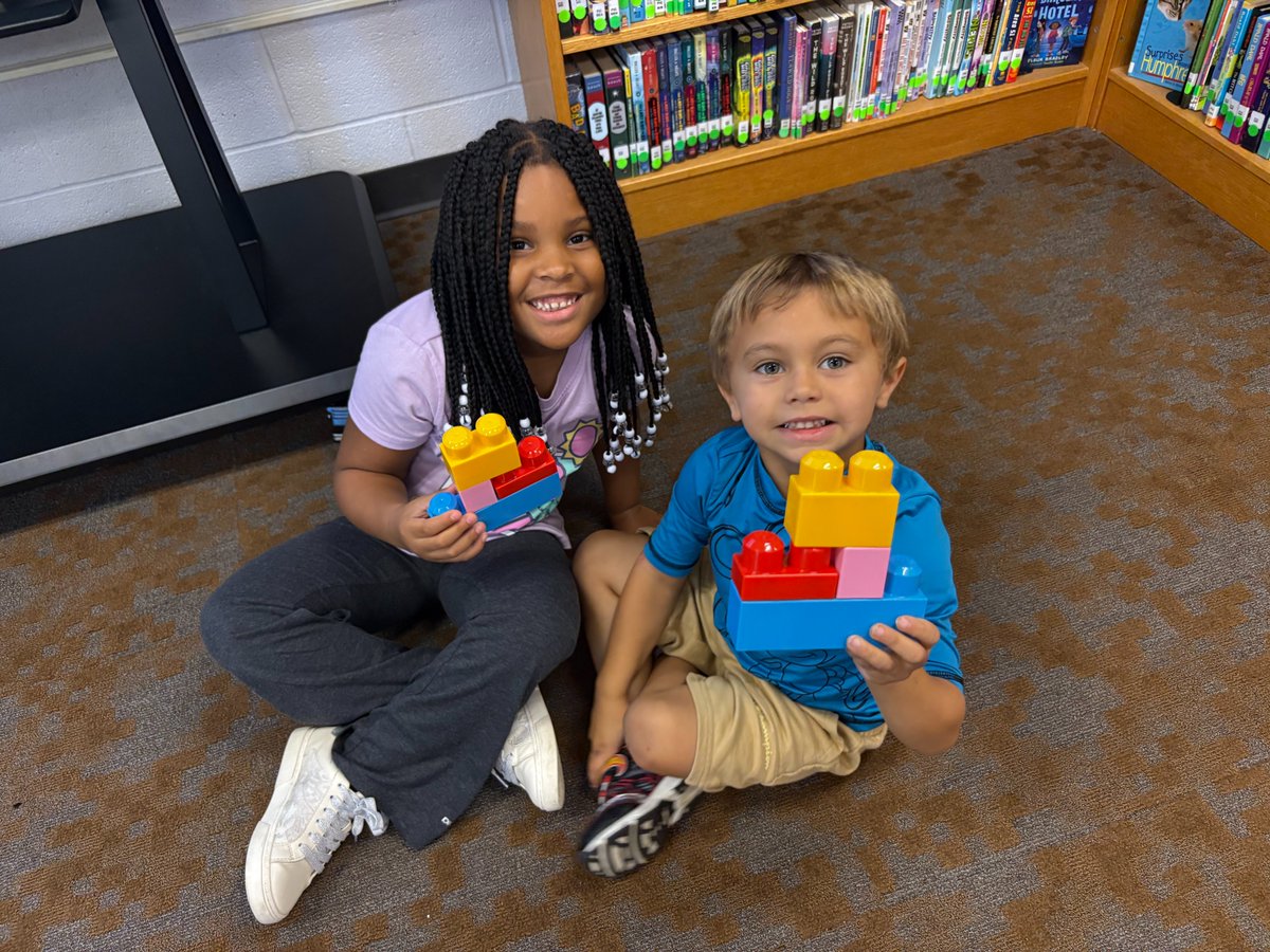 Morgret_STEAM's tweet image. This week in #STEAM, K students built &amp;amp; listened with partners 🧱🤝, while grades 1–4 played Telephone, Pictionary &amp;amp; Charades to show that words and actions both communicate!
👂 Great communicators don’t just talk—they listen! 💡✨ #4Cs #Communication #HPSDSTEAM