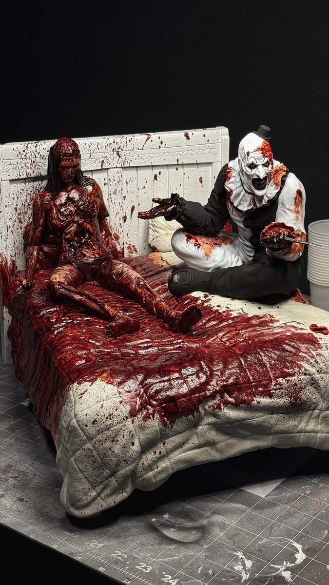 tmhough018's tweet image. 1:6 Scale #Terrifier2 “Bedroom Scene”  This thing is as brutal as it is massive #Terrifier #ArtTheClown