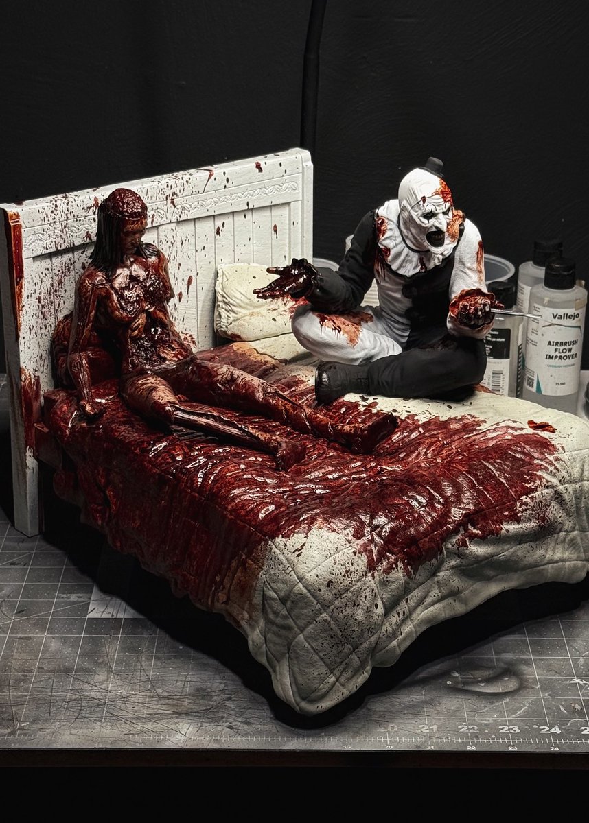 tmhough018's tweet image. 1:6 Scale #Terrifier2 “Bedroom Scene”  This thing is as brutal as it is massive #Terrifier #ArtTheClown