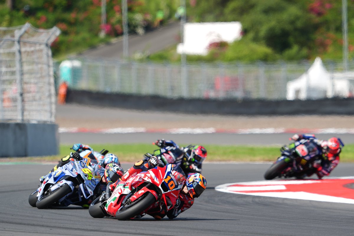 HondaJP_Live's tweet image. #MotoGP インドネシアGPが開催されました。

猛暑の中のレースでルカ・マリーニ選手が奮闘し、5位でフィニッシュ。
ヨハン・ザルコ選手は12位、ソムキアット・チャントラ選手は13位で、3選手がポイントを獲得しました。

#IndonesianGP