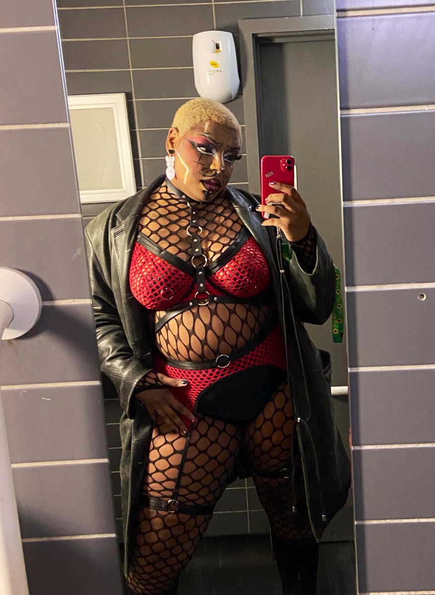#BUTCHTOBER ‼️🖤⛓️ 

out of and in drag for u pls tell me im hot and handsome xxx