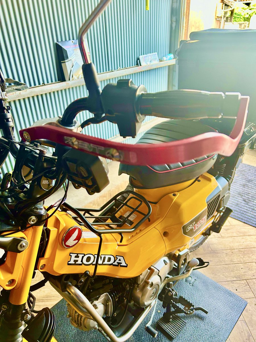 mw5ewSu4lDWKUt4's tweet image. ハンターカブにモタードに付けていたジータのハンドガード付いた👍ラッキー😁プロテクターは、色を塗ってから取付け〜

＃カブ主
＃ハンターカブ
#CT125
＃ツーリング