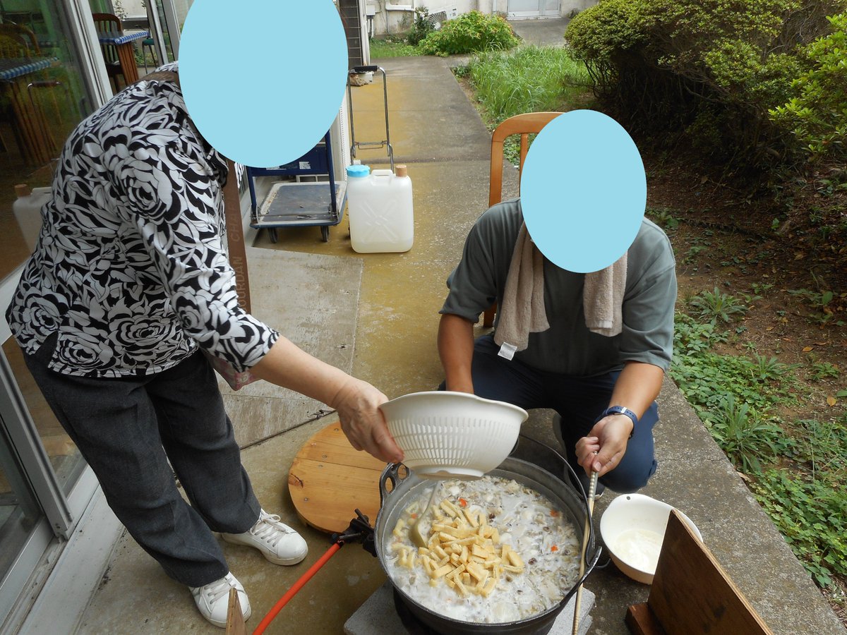 kaijoryo's tweet photo. 10/4は月に一度のデイケア土曜開所日でした。みんなで豚汁を作りました。鉄の大鍋でたくさん作りましたよ。鍋が大きすぎるので家庭用のガスコンロでは立ち行かないので、外で作りました。海上寮は、屋根がないわけではありませんよ。 https://t.co/a5v3q1MiWG