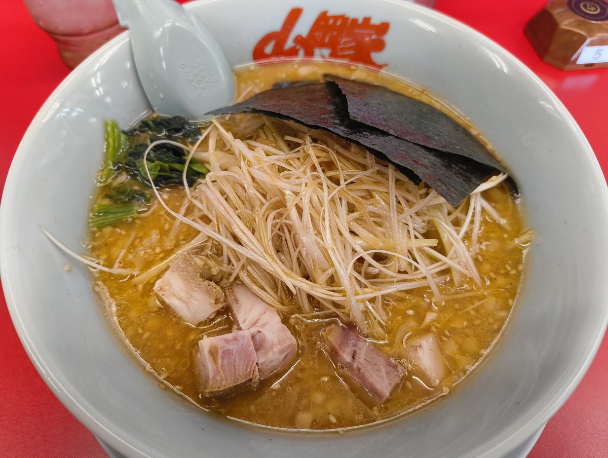 おいしいラーメン見つけた
山岡家で見つけた
太くて強くてまっすぐ　
麺の力であふれる元気
みんなでいただきます
癖になる味　ラーメンの山岡家 

うれしいラーメン見つけた
山岡家で見つけた
とんこつ　ぐつぐつ　じっと待つ
スープの優しさ　あふれる幸せ
みんなでいただきます
癖になる味　ラーメ