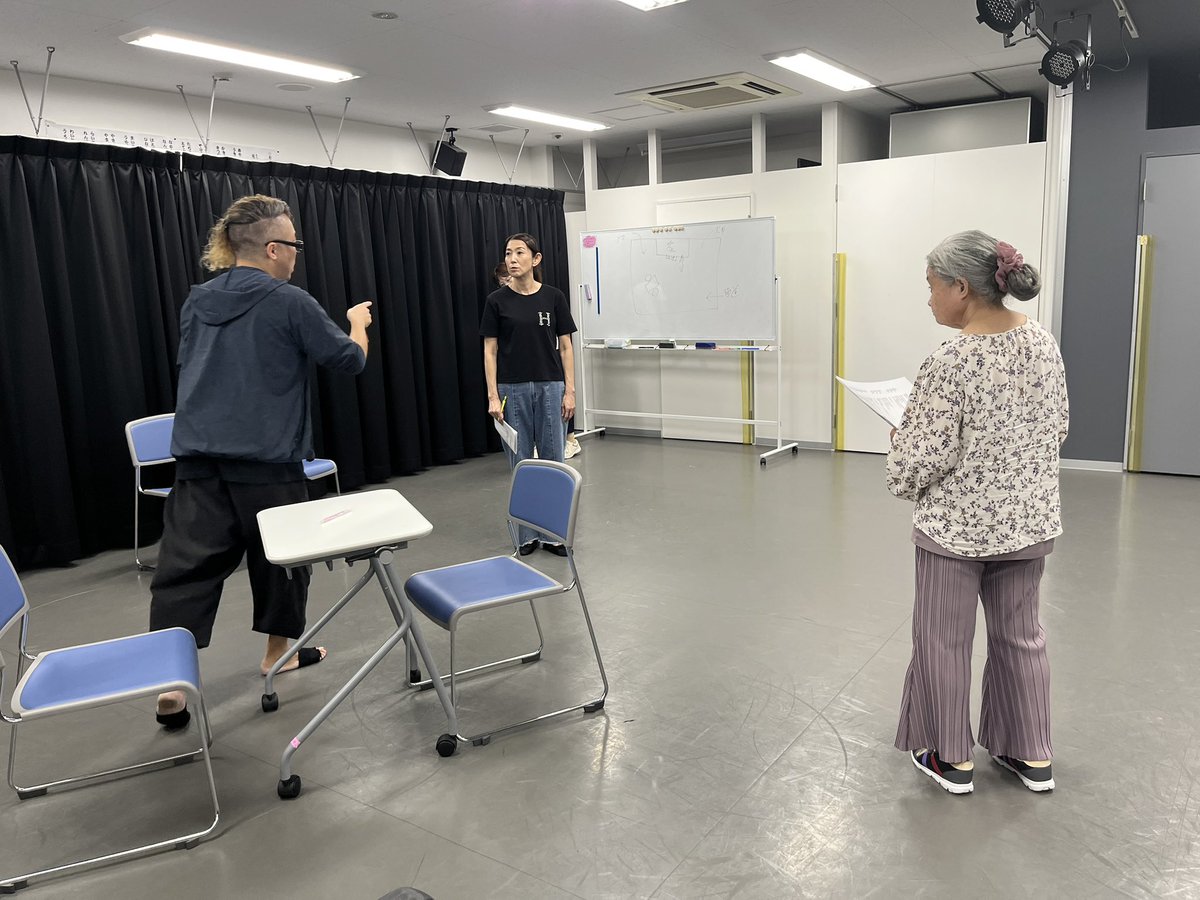 昨日、仙台校にて「 #菅野臣太朗 氏による演劇ワークショップ」が開催されました‼️

年代別に、実際に体を動かしながら<台本からどう演技を立ち上げるのか>を学びました📖✨

また「戯曲解釈」についても指導していただきました。

今後の活動に活かして、頑張ります🔥

 #テアトルアカデミー