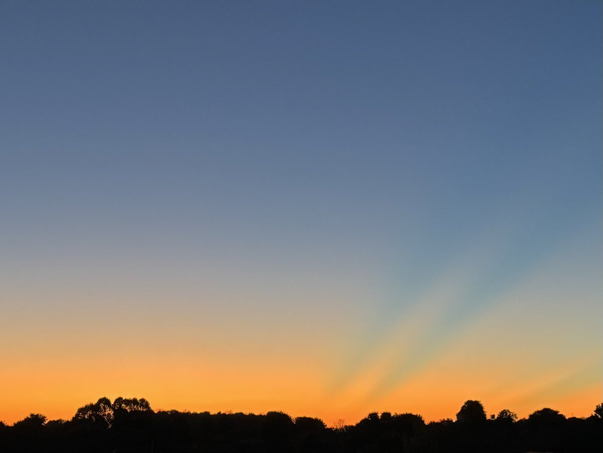 BKenyon_'s tweet image. A vibrant sunset to close out the first weekend of October. And even crepuscular rays caused by shadows from clouds that block the setting sunlight just below the horizon line. #nofilterneeded #sunset #crepuscularrays
