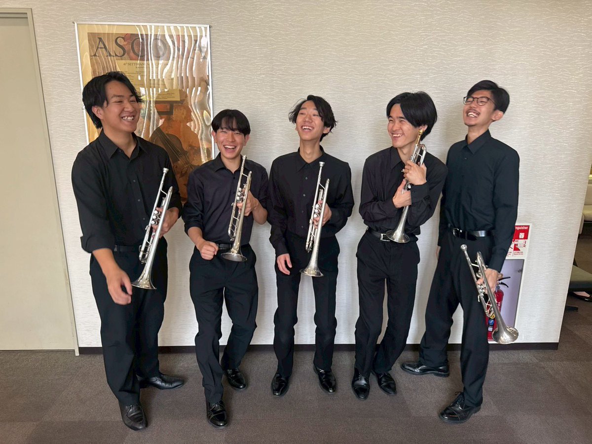 kyogeitp2022's tweet image. 終演報告🎵

昨日、関西トランペット協会フェスティバルがありました🎺
京芸からは男子5人が出演しトランペット五重奏を演奏しました！そして関西トランペット協会コンクールの受賞者コンサートでは山岡くんが素晴らしい演奏を披露しました✨

今後とも京芸ラッパ部屋をよろしくお願いいたします🙇‍♀️
