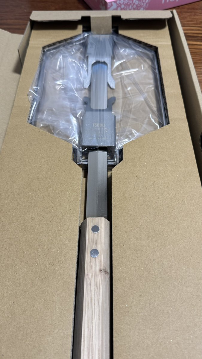 新潟で村鍛さんとこで買ったローストスタンド、中身はこんな感じ！
もう、モンハンのチャアクみたい！でかっこいい🤩お肉さすブレードが剣みたいやしさ✨そして、蚤の市で買ったギアと持ってる焚火台にまさかのニアシンデレラフィットしてしまいました✨写真続きます
#村の鍛冶屋