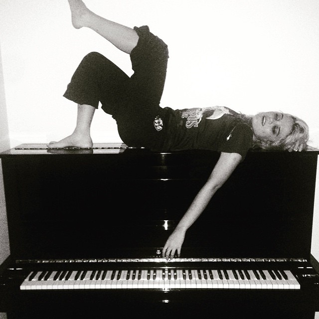sky ferreira archive (@skyarchirve) on Twitter photo 