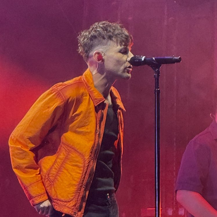 mabelouis's tweet photo. HIS FUCKING NECK VEINSSS https://t.co/dWkNFSf9bc