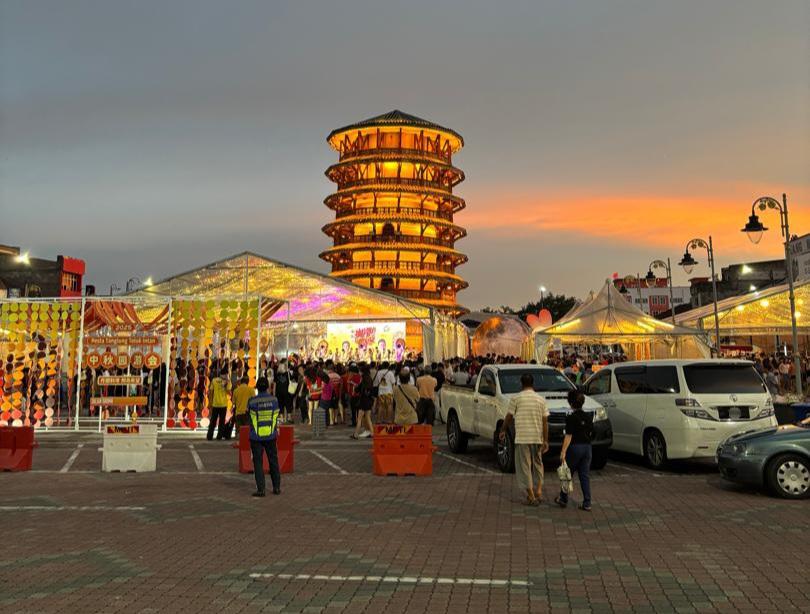 bettersidewalk1's tweet image. Malaysia's Beauty and The Beast

📍Teluk Intan, Perak
